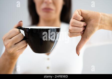 Evitare la bacausa del caffè di bruciore di stomaco. Smetta di bere e rifiuti Foto Stock