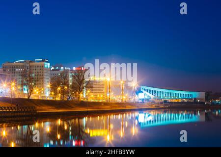 Palazzo dello Sport a Minsk in Night Scene Street. Centro città, capitale bielorussa, Bielorussia Foto Stock