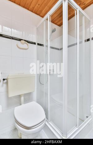 Il bagno era incantevole, con cabina doccia e soffitto in legno Foto Stock