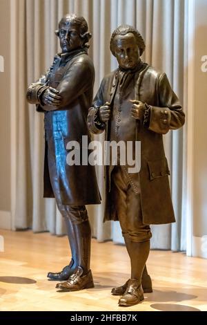 Le statue di bronzo di Edmund Randolph e George Mason (entrambi delegati della Virginia) nella Signers' Hall al Philadelphia's National Constitution Center Foto Stock