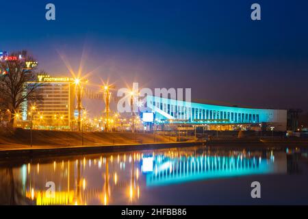 Palazzo dello Sport a Minsk in Night Scene Street. Centro città, capitale bielorussa, Bielorussia Foto Stock