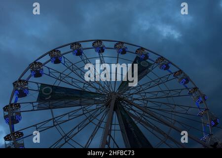 Timisoara, Romania - 17 dicembre 2021: Una vista di una ruota di ferro. Scena notturna Foto Stock