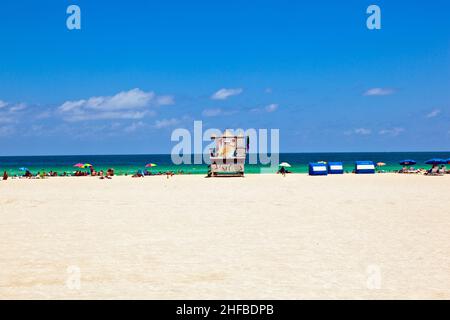 La baia di legno guarda capanne in stile art deco in spiaggia Foto Stock