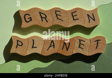 Green Planet, parole in legno lettere alfabetiche isolate sullo sfondo Foto Stock