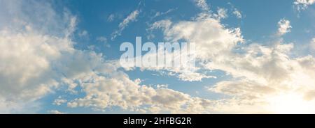 Scenografico sfondo del cielo con luce solare e nuvole. Bellissimo sfondo panoramico di atmosfera. Immagine grandangolare per lavori di progettazione. Foto Stock