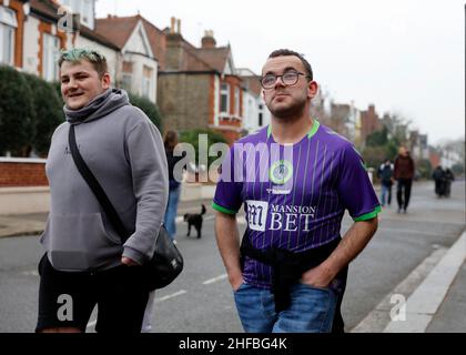 Londra, Regno Unito. 15th Jan 2022. Londra, Regno Unito. 15th Jan 2022. 15th gennaio 2022: Craven Cottage, Fulham, Londra, Inghilterra; EFL Championship football, Fulham Versus Bristol City; Bristol City Fans in arrivo a Craven Cottage Credit: Action Plus Sports Images/Alamy Live News Credit: Action Plus Sports Images/Alamy Live News Foto Stock