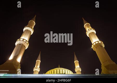 La moschea al Farooq Omar Bin al Khattab (Moschea Blu) minareti e cupola, Dubai, Emirati Arabi Uniti. Architettura in stile ottomano, vista notturna simmetrica con illumina Foto Stock