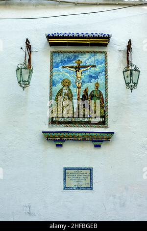 Retablo cerámico en la iglesia de Santiago del Santissimo Cristo de la Piedad, Cádiz Foto Stock