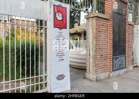 Ingresso principale all'ex Ambasciata degli Stati Uniti a Teheran, Iran, ora conosciuta come il Museo del Den of Espionage Foto Stock