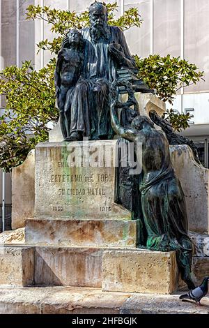 Monumento en homenaje a Cayetano del Toro en Cádiz, España Foto Stock