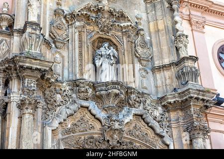 Portada de la Parroquia de San Antonio en Cádiz Foto Stock