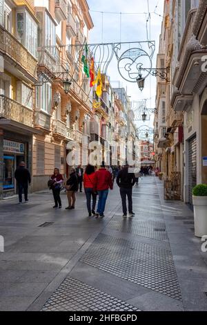 Calles adornadas para Carnaval, Cádiz Foto Stock