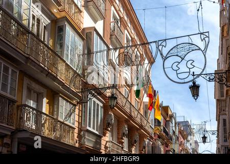 Calles adornadas para Carnaval, Cádiz Foto Stock