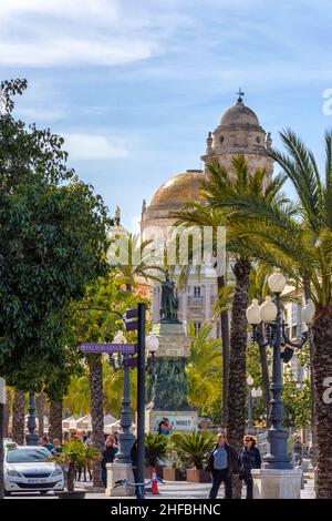 Vista de la Catedral de Cádiz desde la Plaza de San Juan de Dios en Cádiz Foto Stock