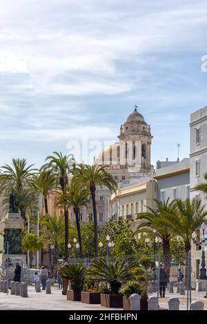 Vista de la Catedral de Cádiz desde la Plaza de San Juan de Dios en Cádiz Foto Stock