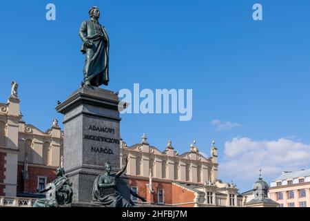 Adam Mickiewicz Monumento. Statua di bronzo nella piazza principale del mercato di Kraków, nel quartiere della Città Vecchia. Fuori dalla Sala dei tessuti e di fronte alla Basilica di Santa Maria Foto Stock