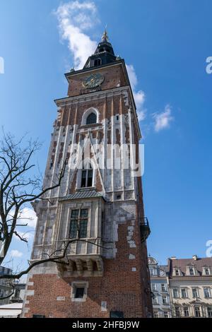 La Basilica di Santa Maria è una chiesa gotica in mattoni adiacente alla Piazza del mercato principale di Cracovia. Di fronte al Cloth Hall. Informazioni generali sul concetto di viaggio. Archi Foto Stock