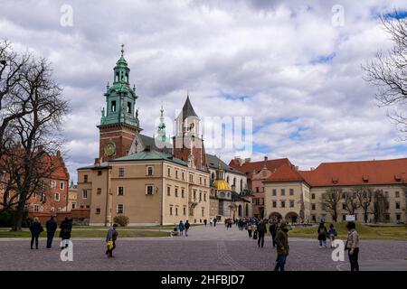 Cracovia, Polonia - 9th marzo 2020: Castello reale di Wawel a Cracovia. La residenza reale consiste in un certo numero di strutture di periodi differenti situate Foto Stock