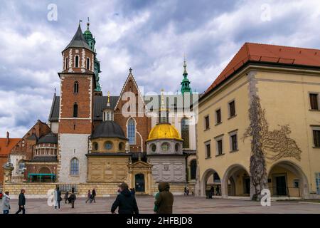 Cracovia, Polonia - 9th marzo 2020: Castello reale di Wawel a Cracovia. La residenza reale consiste in un certo numero di strutture di periodi differenti situate Foto Stock