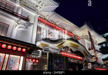 Tokyo, Giappone - 24 ottobre 2019: La vista notturna del famoso edificio del Teatro Kabukiza, il punto di riferimento di Ginza e il teatro principale di Tokyo per il Foto Stock