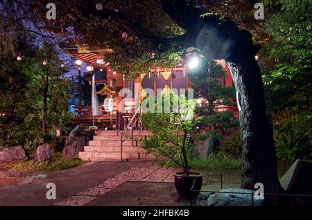 Tokyo, Giappone - 25 ottobre 2019: La vista notturna del Santuario di Aoyama Kumano, un piccolo santuario Sinto locale. Tokyo. Giappone Foto Stock