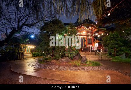 Tokyo, Giappone - 25 ottobre 2019: La vista notturna del Santuario di Aoyama Kumano, un piccolo santuario Sinto locale. Tokyo. Giappone Foto Stock