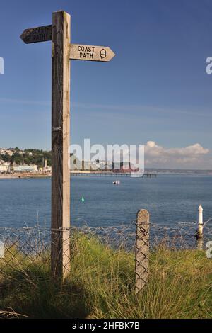 Segnaletica per sentiero National Trail a Shaldon, guardando attraverso la foce del fiume Teign estuario verso Teignmouth, Sud Devon. Foto Stock