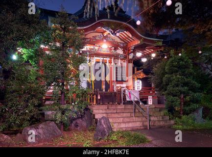 Tokyo, Giappone - 25 ottobre 2019: La vista notturna del Santuario di Aoyama Kumano, un piccolo santuario Sinto locale. Tokyo. Giappone Foto Stock