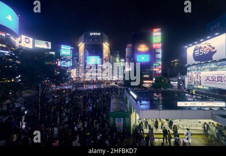 Tokyo, Giappone - 25 ottobre 2019: La vista notturna di uno dei passaggi più trafficati del mondo, Shibuya Crossing o Shibuya Scramble Crossing di fronte Foto Stock