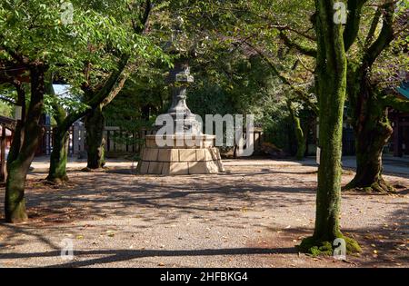 Tokyo, Giappone - 26 ottobre 2019: La lanterna di bronzo Kasuga-doro nel giardino sakura del Santuario di Yasukuni (Paese pacifico) a Chiyoda, Tokyo. Giappone Foto Stock