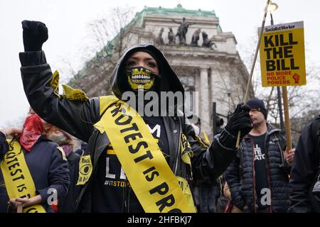 Manifestanti durante una protesta contro la polizia, il crimine, la condanna e la legge dei tribunali a Londra. Data foto: Sabato 15 gennaio 2022. Foto Stock