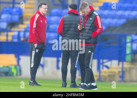 Bolton, Regno Unito. 15th Jan 2022. I giocatori di Ipswich Town ispezionano il campo durante la partita della EFL Sky Bet League 1 tra Bolton Wanderers e Ipswich Town all'Università di Bolton Stadium, Bolton, Inghilterra, il 15 gennaio 2022. Photo by Mike Morese.solo per uso editoriale, licenza richiesta per uso commerciale. Nessun utilizzo nelle scommesse, nei giochi o nelle pubblicazioni di un singolo club/campionato/giocatore. Credit: UK Sports Pics Ltd/Alamy Live News Credit: UK Sports Pics Ltd/Alamy Live News Foto Stock