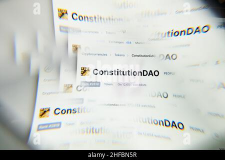 Milano, Italia - 11 gennaio 2022: Costituzionedao - il logo DELLA GENTE sullo schermo del laptop visto attraverso un prisma ottico. Forma di immagine unica e dinamica Foto Stock