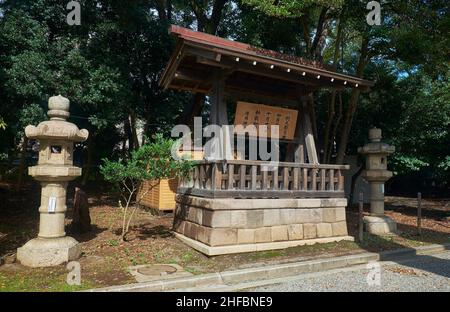 Tokyo, Giappone - 26 ottobre 2019: La vista del piccolo santuario Shinto nel territorio del santuario Yasukuni. Chiyoda. Tokyo. Giappone Foto Stock