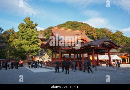 Kamakura, Giappone – 14 novembre 2007: Maiden (Stage), l'edificio vermillion dove ha eseguito una danza come offerta al kami e cerimonie di nozze. T Foto Stock