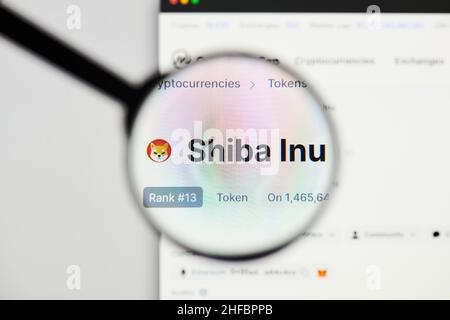 Milano, Italia - 11 gennaio 2022: shiba inu - SHIB sito web hp. shiba inu, SHIB logo moneta visibile attraverso un loope. Concetti di defi, ntf, criptovaluta Foto Stock