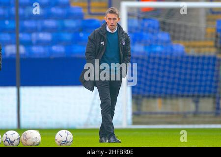 Bolton, Regno Unito. 15th Jan 2022. Il direttore di Ipswich, Kieran McKenna, ha ispezionato il campo durante la partita della EFL Sky Bet League 1 tra Bolton Wanderers e Ipswich Town all'Università di Bolton Stadium, Bolton, Inghilterra, il 15 gennaio 2022. Photo by Mike Morese.solo per uso editoriale, licenza richiesta per uso commerciale. Nessun utilizzo nelle scommesse, nei giochi o nelle pubblicazioni di un singolo club/campionato/giocatore. Credit: UK Sports Pics Ltd/Alamy Live News Credit: UK Sports Pics Ltd/Alamy Live News Foto Stock