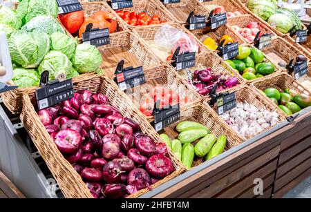 Samara, Russia - 10 ottobre 2021: Vendita di cipolla rossa fresca, cavoli, pomodori e altre verdure in un supermercato a catena Foto Stock