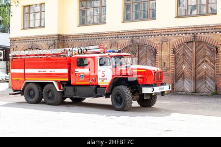 Borovichi, Russia - 19 agosto 2021: Camion dei vigili del fuoco rossi parcheggiato vicino alla stazione dei vigili del fuoco sulla strada della città Foto Stock