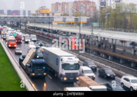Sfocatura, sfocatura, vista panoramica del traffico denso di auto lungo il terzo anello di trasporto, il treno in arrivo alla stazione Avtozavodskaya Mosca CC Foto Stock