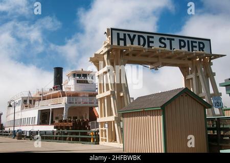 Lo storico traghetto Eurkea a vapore al molo di hyde Street presso lo storico parco nazionale marittimo di san francisco a san francisco, california, al sole Foto Stock