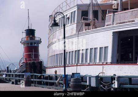 Lo storico traghetto Eurkea e la nave da rimorchiatore hercules presso il molo di hyde Street presso il parco nazionale marittimo storico di san francisco a san francis Foto Stock