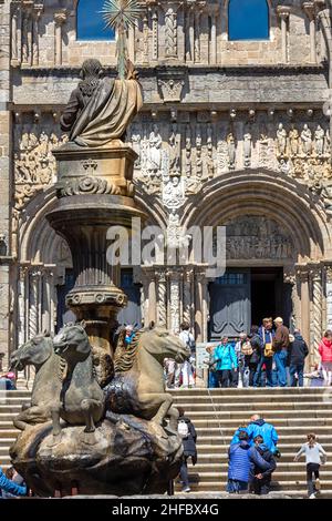 Fuente de los caballos en la plaza de platerias, y fachada catedral de Santiago de compostela Foto Stock