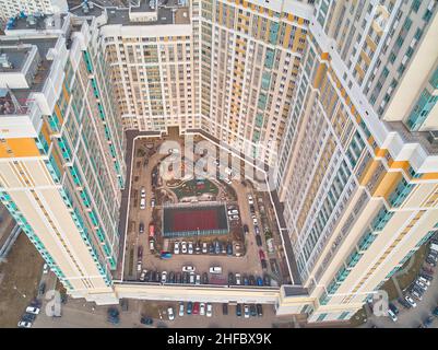 Cortile di un edificio a più piani Foto Stock