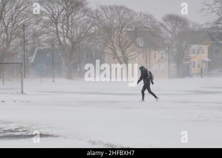 Halifax, nuova Scozia, Canada. 15 gennaio 2022. Un pedone che sfiora il vento e la neve attraverso Halifax Common. Il massiccio sistema meteorologico ha colpito la provincia durante la notte Foto Stock
