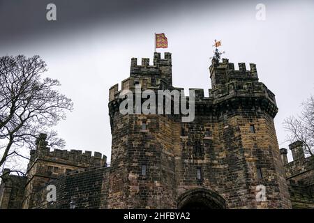 Il castello di Lancaster, un castello medievale nel centro della città di proprietà del monarca servente, la regina Elisabetta II. La Fortezza Romana fu usata come prigione durante Foto Stock