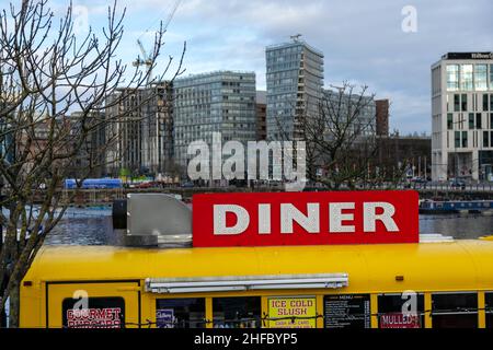 Liverpool, Regno Unito - 6 Gennaio 2020: Un ristorante con autobus giallo che serve cibo e bevande nel centro di Liverpool sul molo di Merseyside Foto Stock