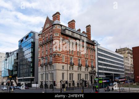 Liverpool, UK - 6 gennaio 2020: Albion House, conosciuta anche come 30 James Street e White Star Building, è un edificio unico a righe rosse e bianche Foto Stock