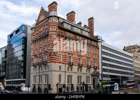 Liverpool, UK - 6 gennaio 2020: Albion House, conosciuta anche come 30 James Street e White Star Building, è un edificio unico a righe rosse e bianche Foto Stock