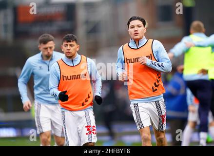 Il Callum o'Hare di Coventry City (a destra) e il compagno di squadra Gustavo Hamer si riscaldano in campo prima della partita del campionato Sky Bet al Weston Homes Stadium di Peterborough. Data foto: Sabato 15 gennaio 2022. Foto Stock